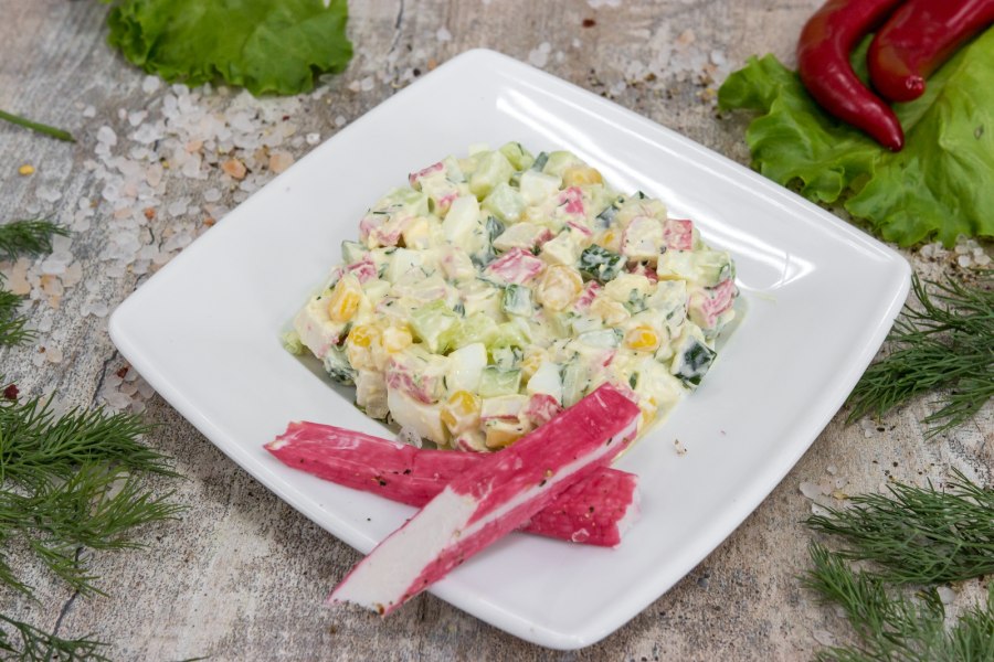 Салат с крабовыми палочками и помидорами и сыром