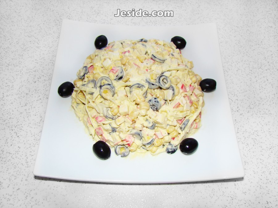 Салат крабовые палочки,маслины и оливки