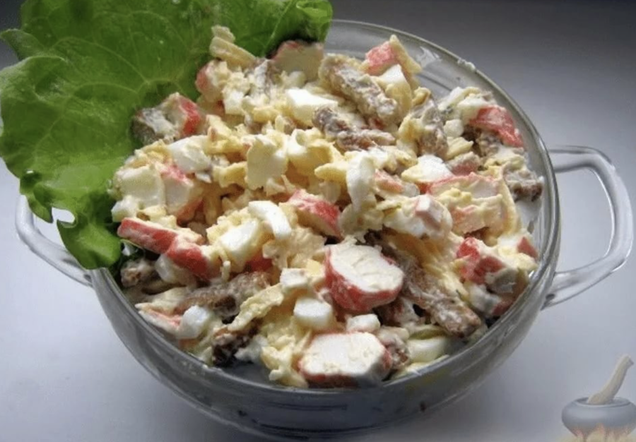 Салат с кальмарами и креветками крабом