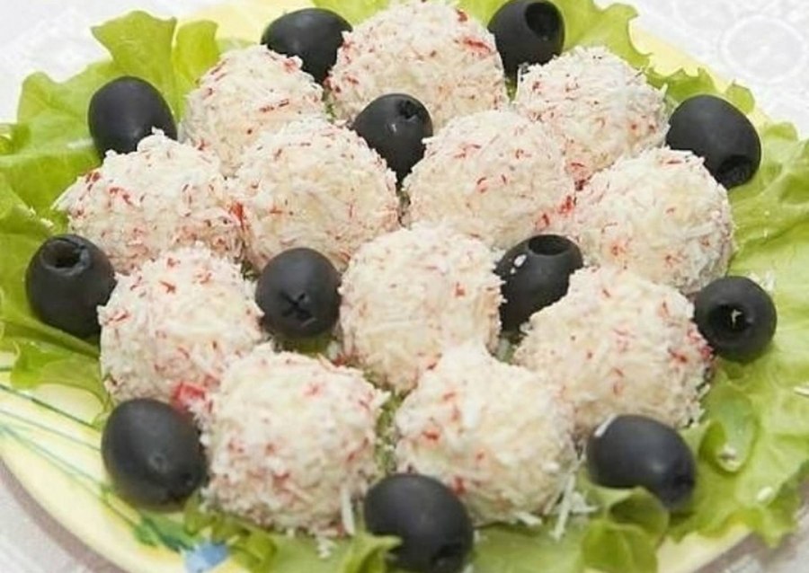 Салат с крабовыми палочками черносливом и грецкими орехами и сыром