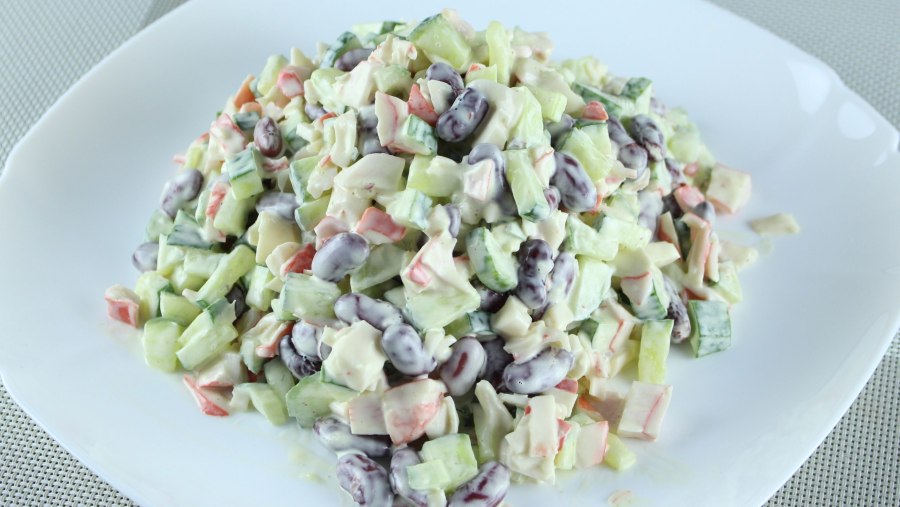 Салат с крабовыми палочками и кукурузой и огурцом