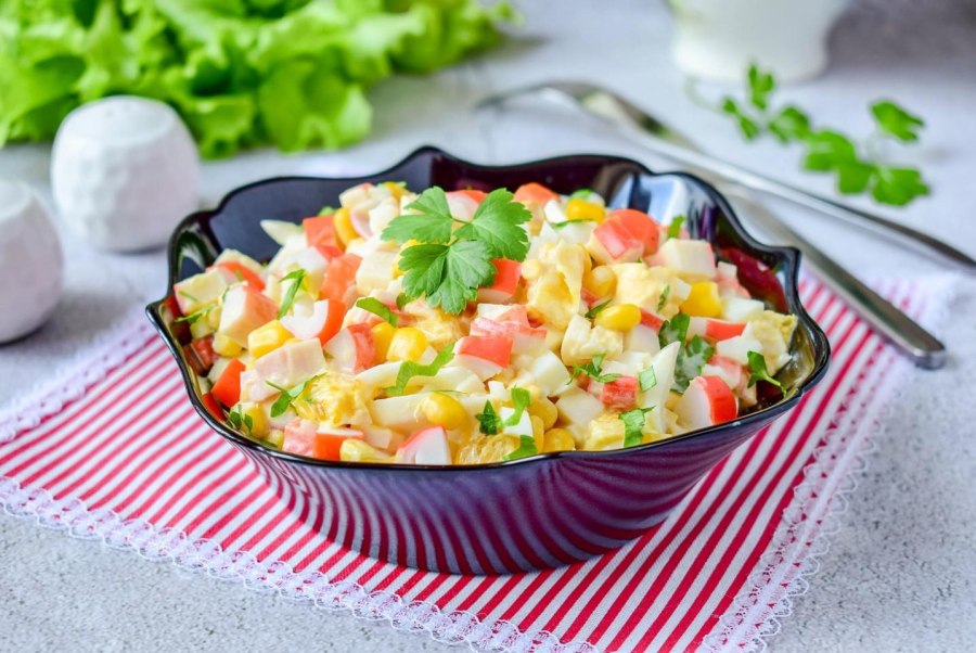 Салат с крабовыми палочками и ананасом