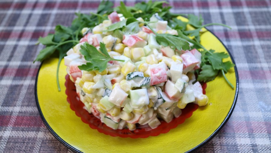 Салат с огурцом и рисом