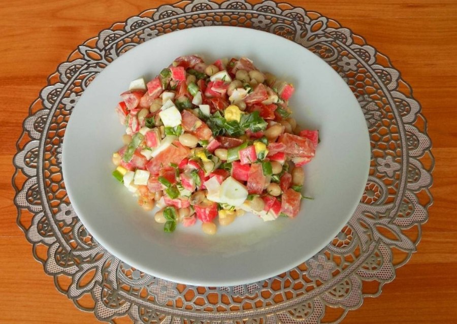 Салат с фасолью и крабовыми палочками
