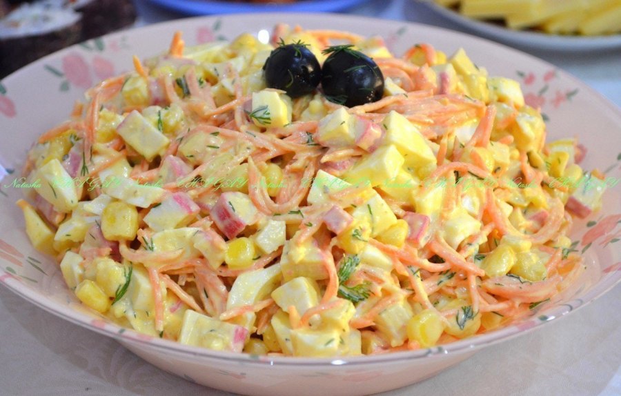 Салат с колбасным сыром
