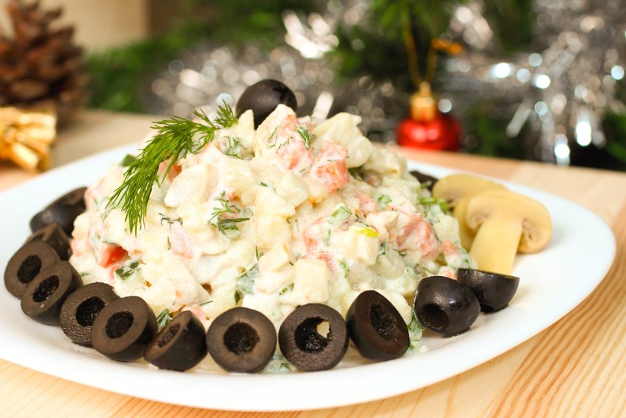 Салат с кальмарами и овощами