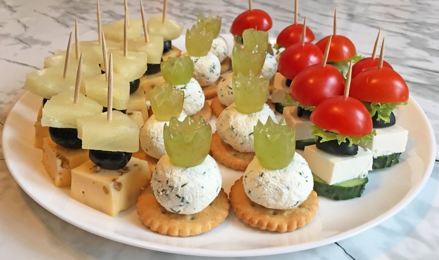 Закуска грибочки на шпажках