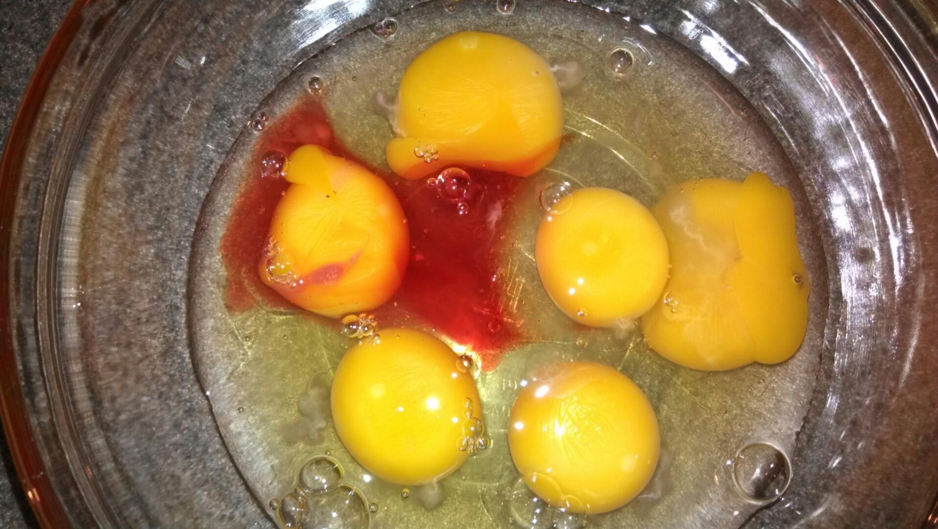 Почему яйца жидкие. Красный белок в курином яйце. В куриных яйцах кровяные сгустки что это такое.