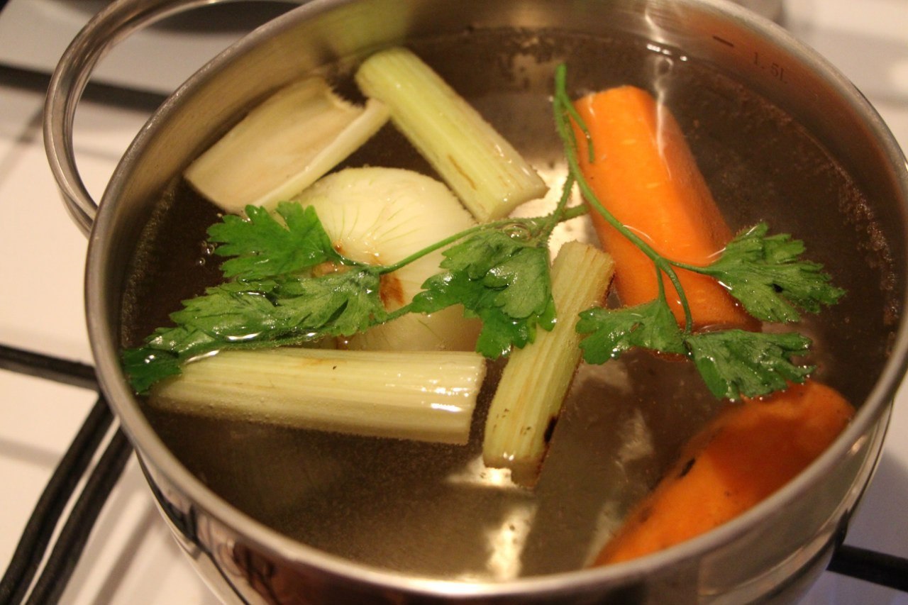 Сварить суп на воде. Отваривание овощей. Овощной бульон. Овощной отвар. Вареные овощи в кастрюле.