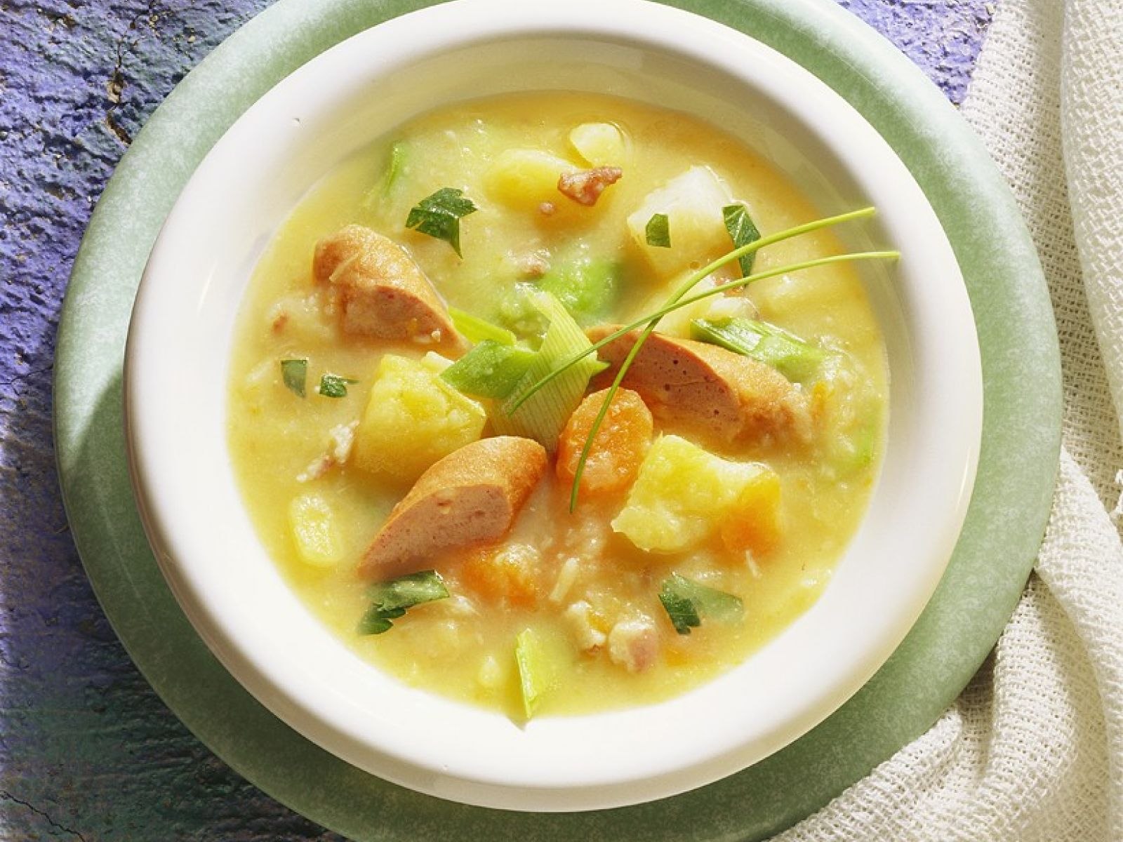 Детский суп с клецками рецепт. Суп с колобками. Суп с сосисками и яйцом. Суп с репой. Kartoffelsuppe суп.