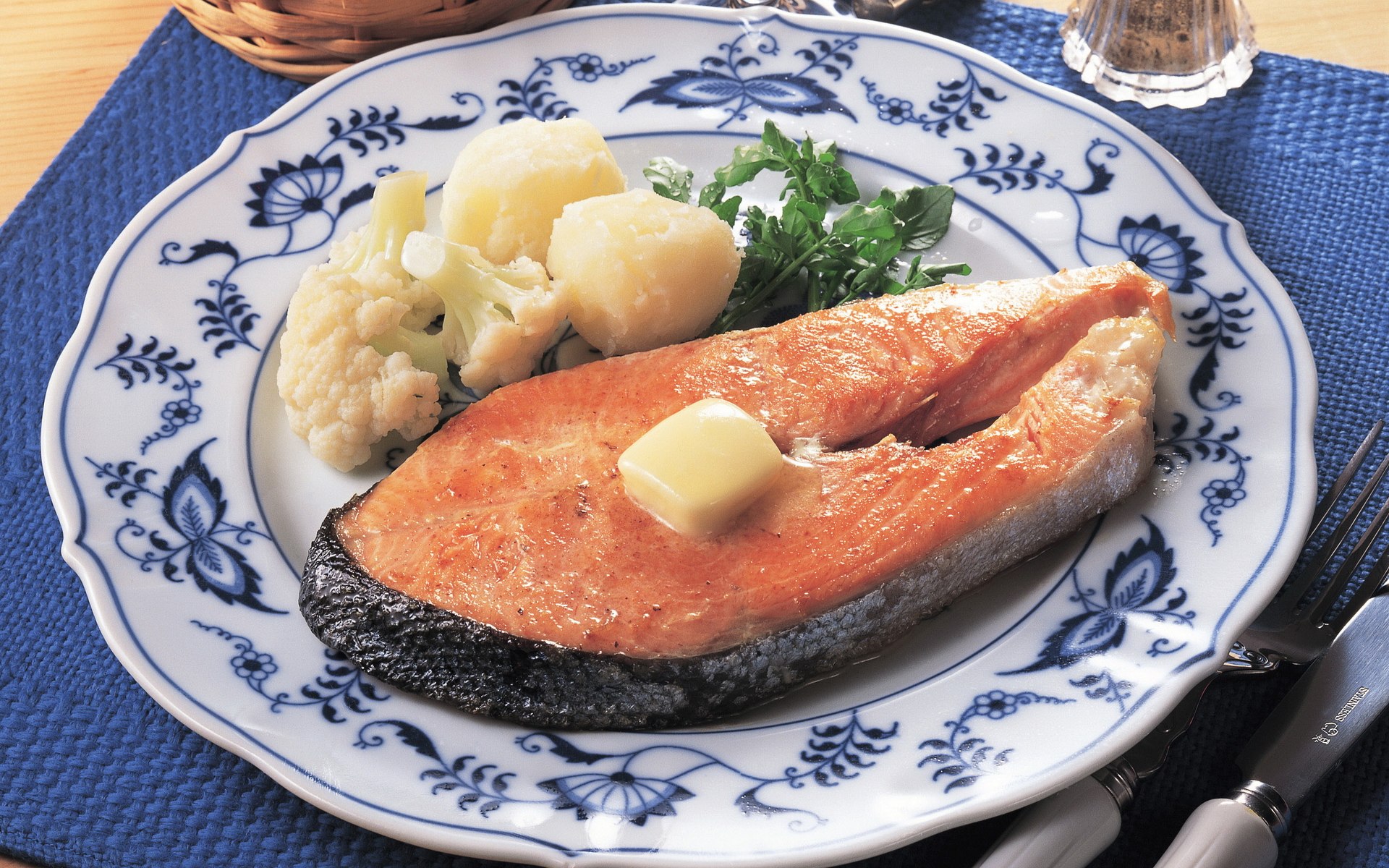 Блюда из рыбы в столовой. Рыбные блюда. Блюдо "рыба". Семга на пару. Рыба на тарелке.