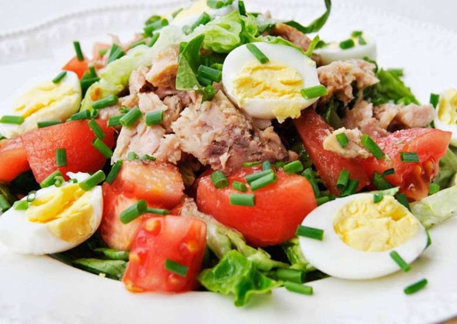 Салат с тунцом и перепелиными яйцами и помидорами черри