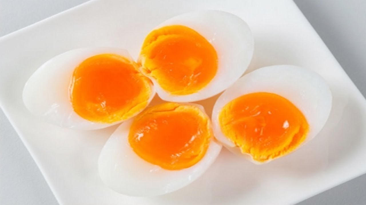 Почему яйцо оранжевое. Желток яйца. Желток вареного яйца. Яичный желток вареный. Оранжевый желток.