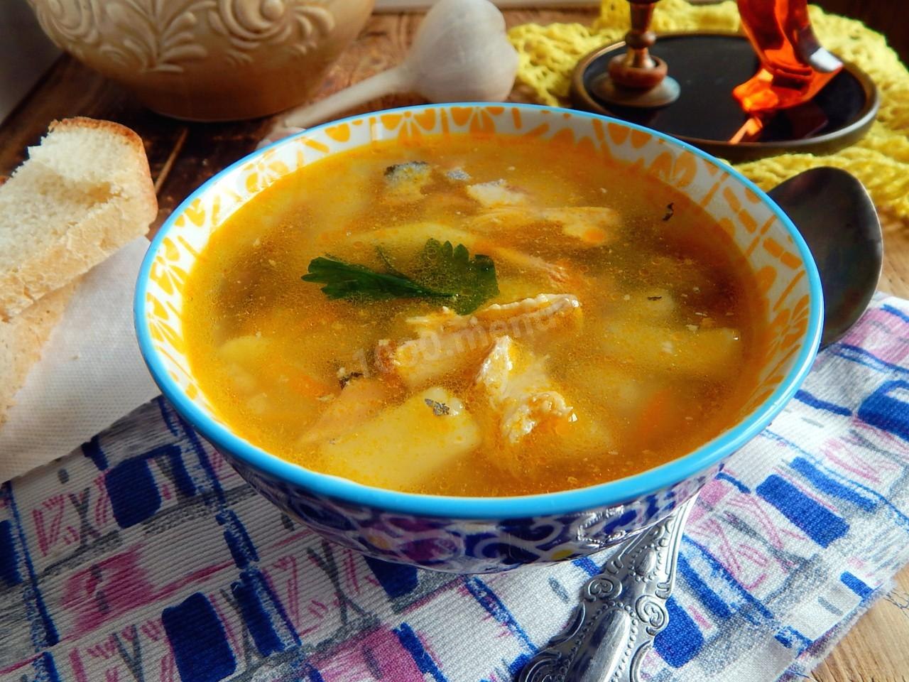 Рыбный суп из томатной консервы. Суп из тунца. Суп с тунцом. Уха из тунца. Суп картофельный с консервами.