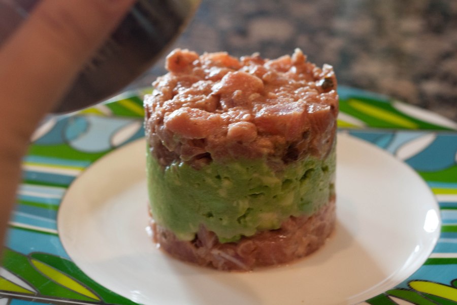 Тартар из авокадо рецепты. Тартар из тунца (Tuna Tartar). Тартар из тунца с авокадо. Тартар с тунцом. Тартар из тунца с васаби.