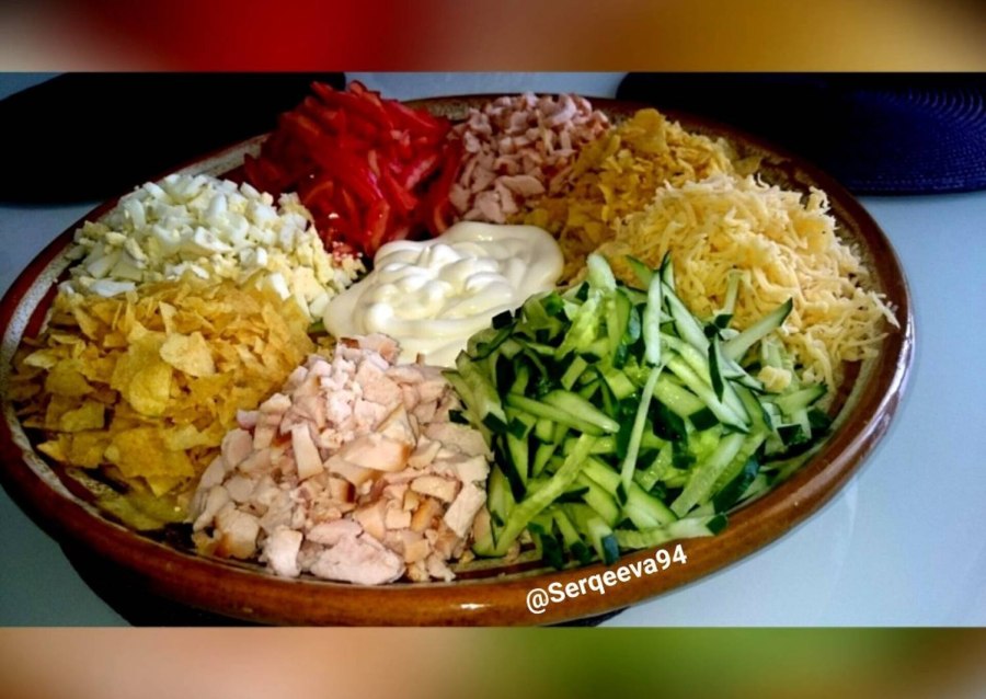 Салат кучками с чипсами