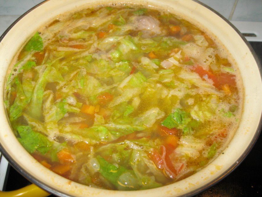 Щи из квашеной капусты с фасолью