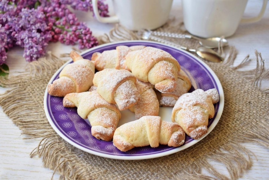 Слойка, "Венский конвертик", вишня