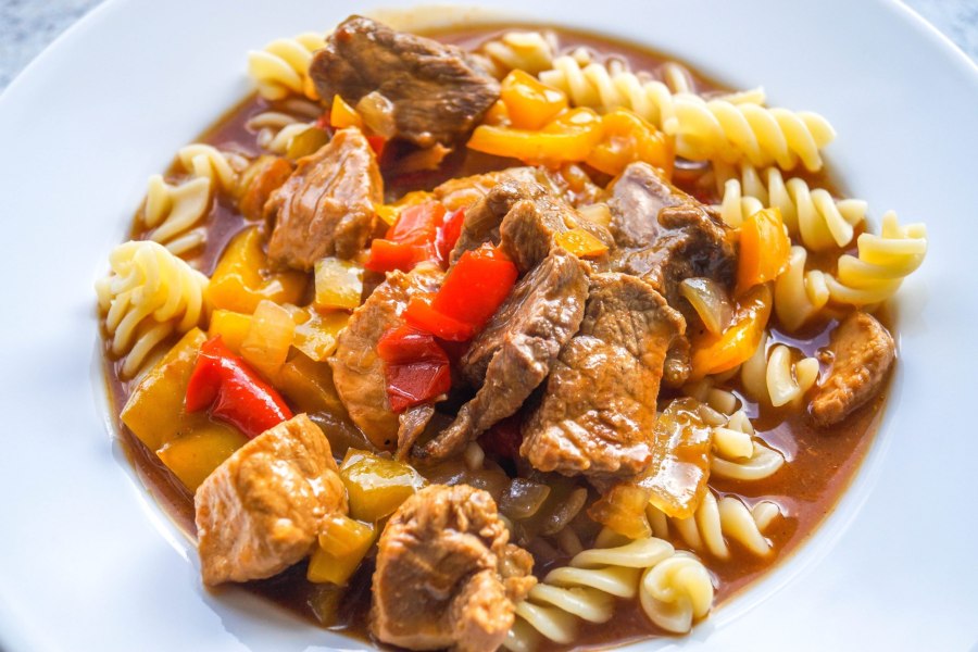 Тушеные овощи с макаронами