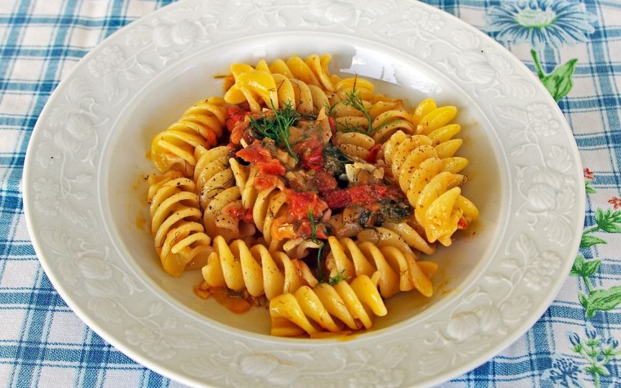 Макароны по-флотски с фаршем на сковороде