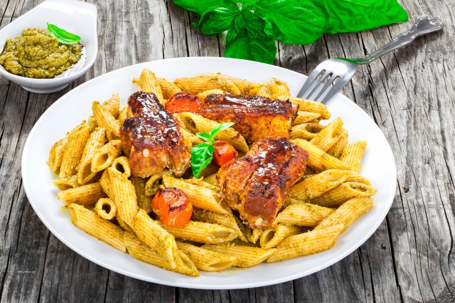 Пенне с томатным соусом и копченостями