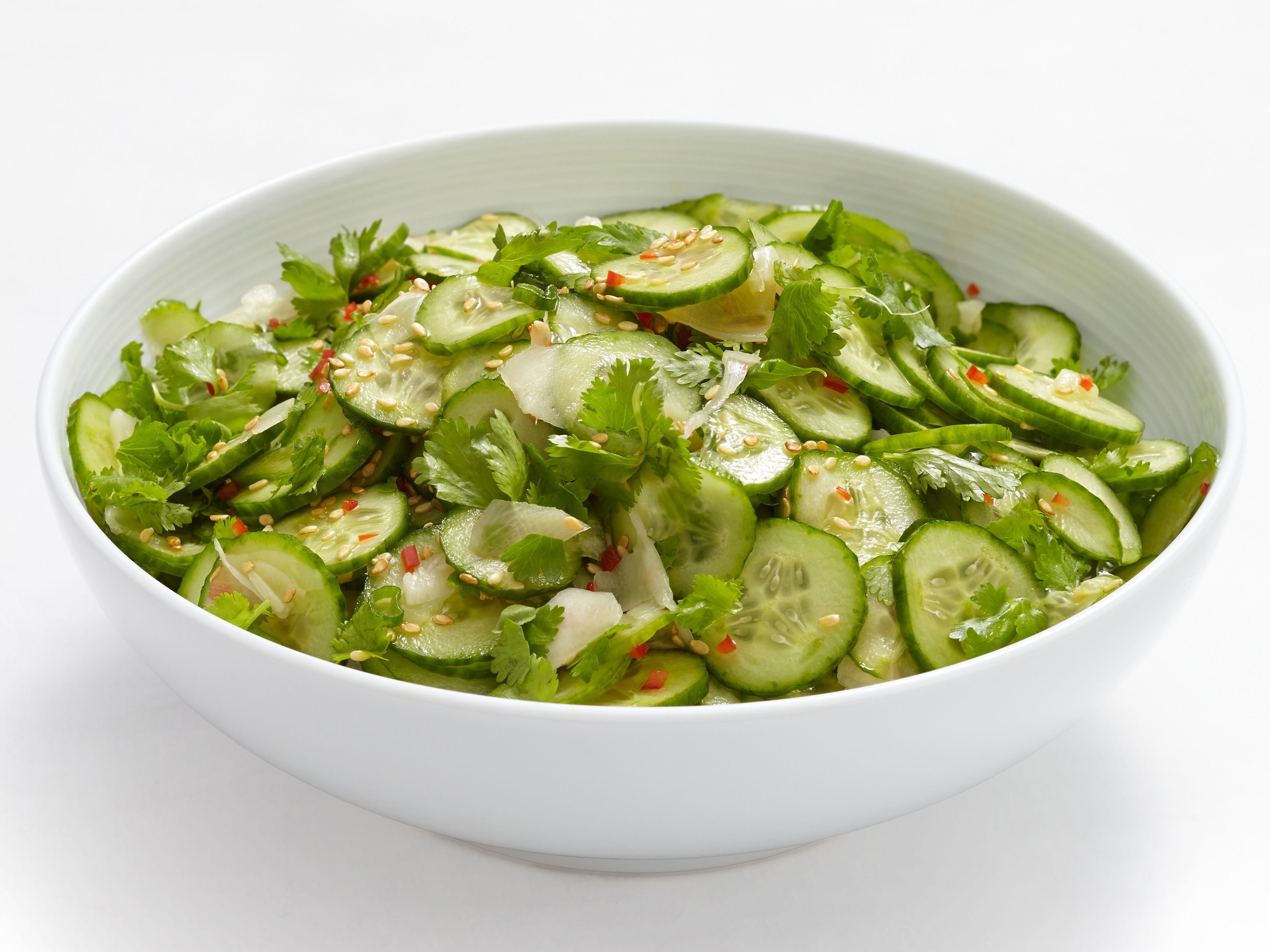 Какой салат можно сделать с огурцами. Огуречный салат. Салат из огурцов. Салат со свежим огурцом. Салат из огурцов и зелени.