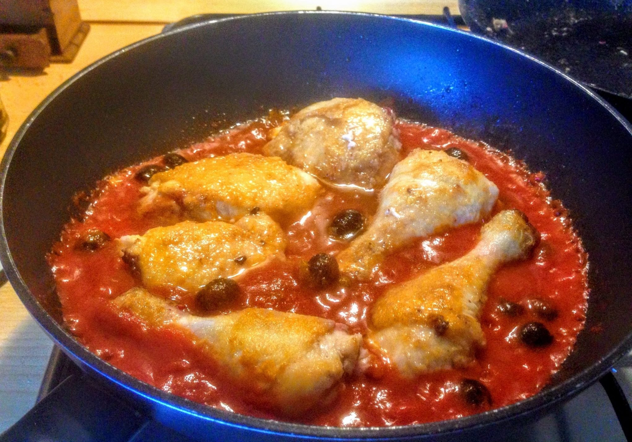 Курица с помидорами на сковороде рецепт. Окорочка на сковороде. Окорочка в томатном соусе. Курица в томате. Окорочка куриные.