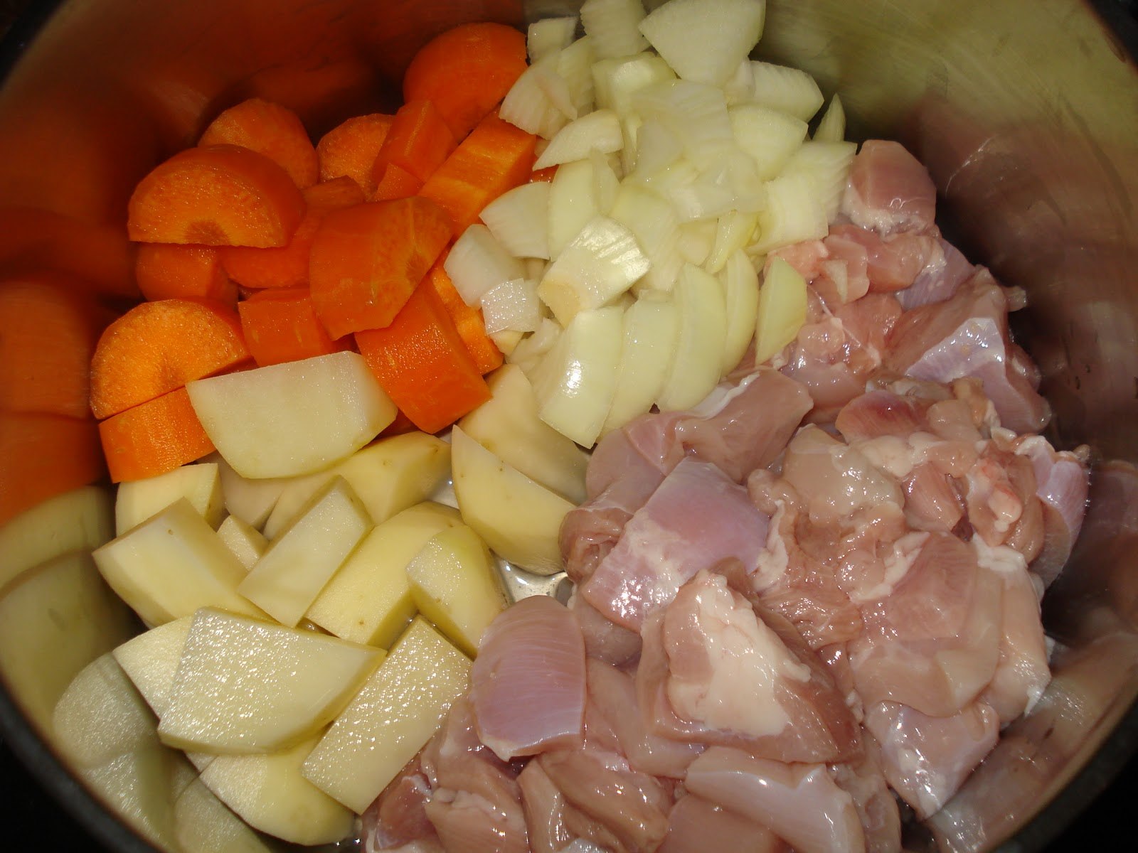Курица в луке в кастрюле. Картошка мясо лук морковь. Мясо с луком и морковью. Картошка с луком. Лук и морковь в кастрюлю с картофелем.