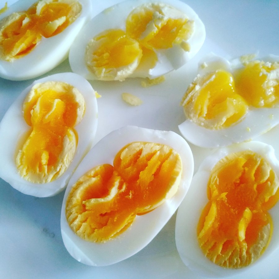 Два желтка примета. Два желтка. Яйцо с двумя желтками. Двойной желток в яйце примета. Примета девушки попадается яйцо с двумя желтками.