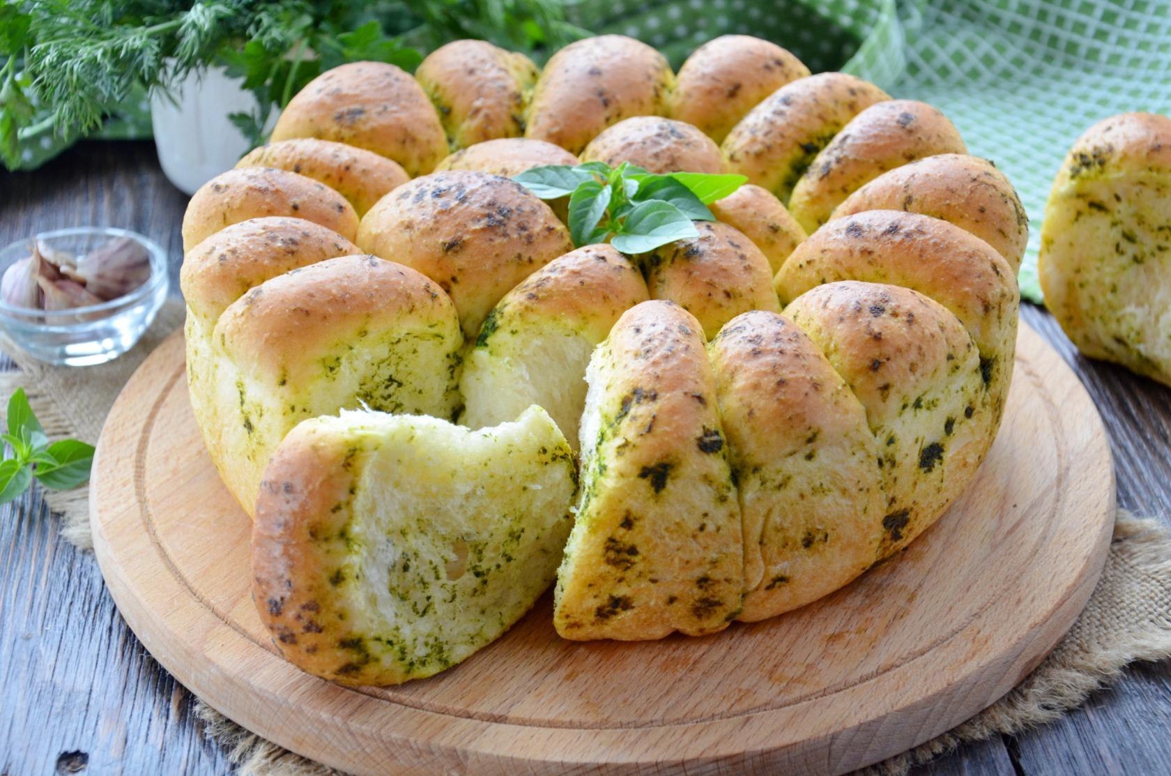 Хлеб ру рецепты. Хлеб с чесноком и зеленью. Булочки с чесноком и зеленью. Деревенская выпечка. Чесночный хлеб с зеленью.