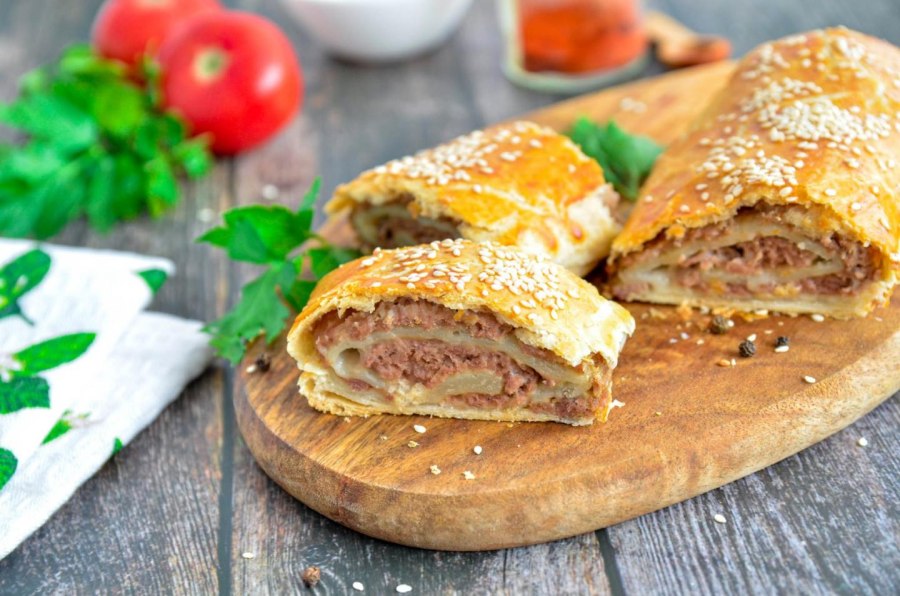 Мясной рулет в тесте