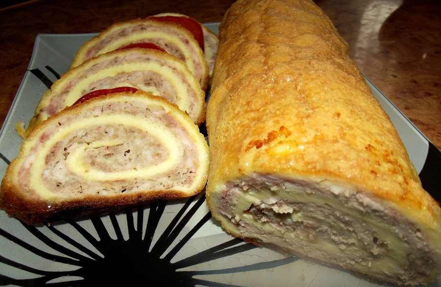 Мясной рулет в слоеном тесте