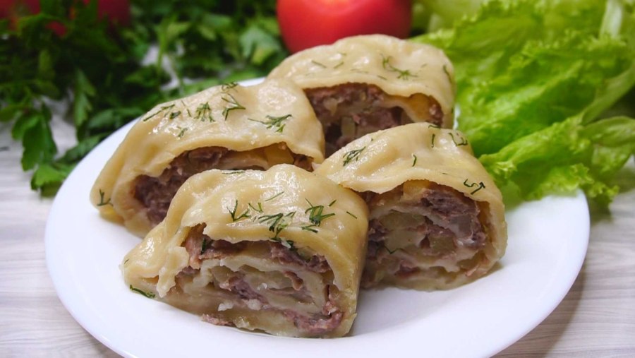 Рулетики из теста с фаршем на сковороде с картошкой