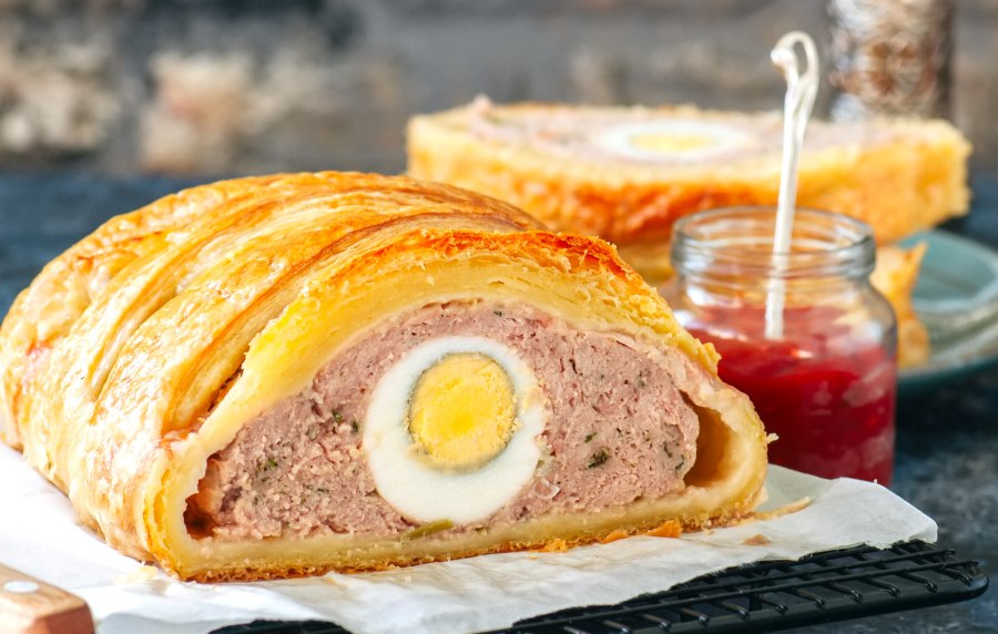 Рулет из пельменного теста с мясом