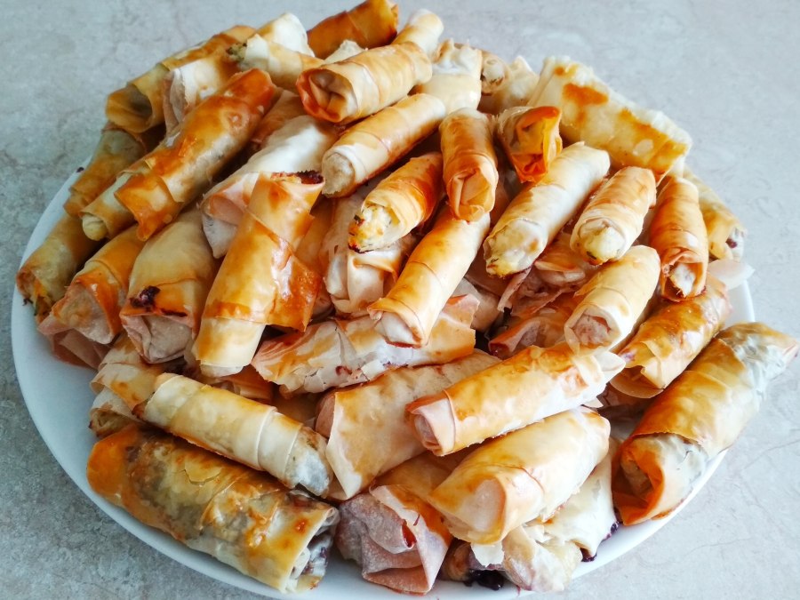 Рулет из слоёного теста с фаршем